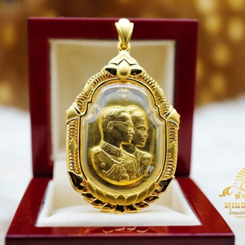 เหรียญพระราชทานในหลวง ร.๙ พระราชินี ครบ ๕ รอบ หลัง ภปร. สก. (เหรียญทองคำ) พ.ศ.๒๕๓๕ กรุงเทพ